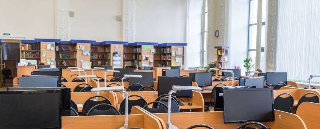 Picture of a computer lab or library